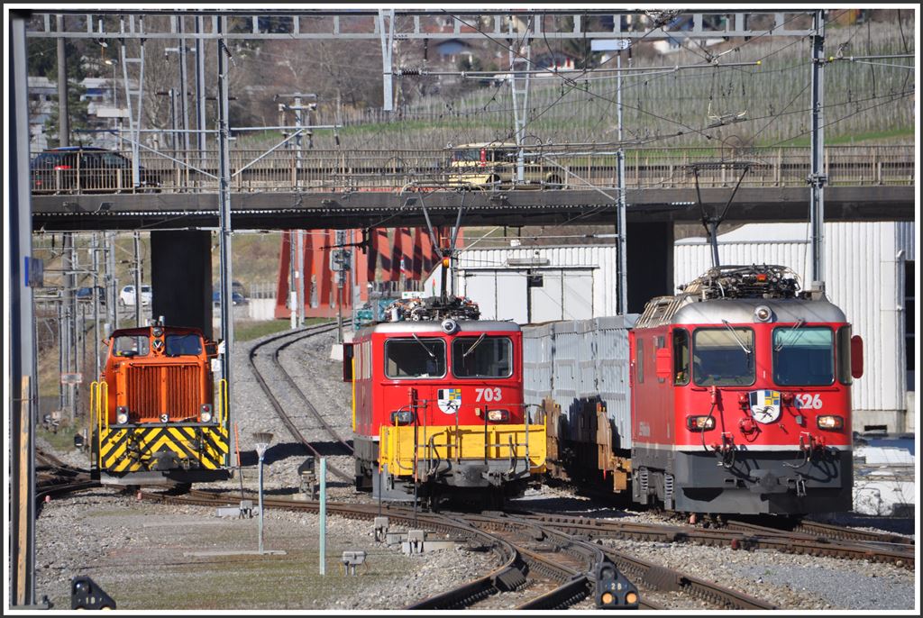 Gm 4/4 241, Ge 6/6 II 703  St.Moritz  und Ge 4/4 II 626  Malans  in Untervaz-Trimmis. (07.04.2015)