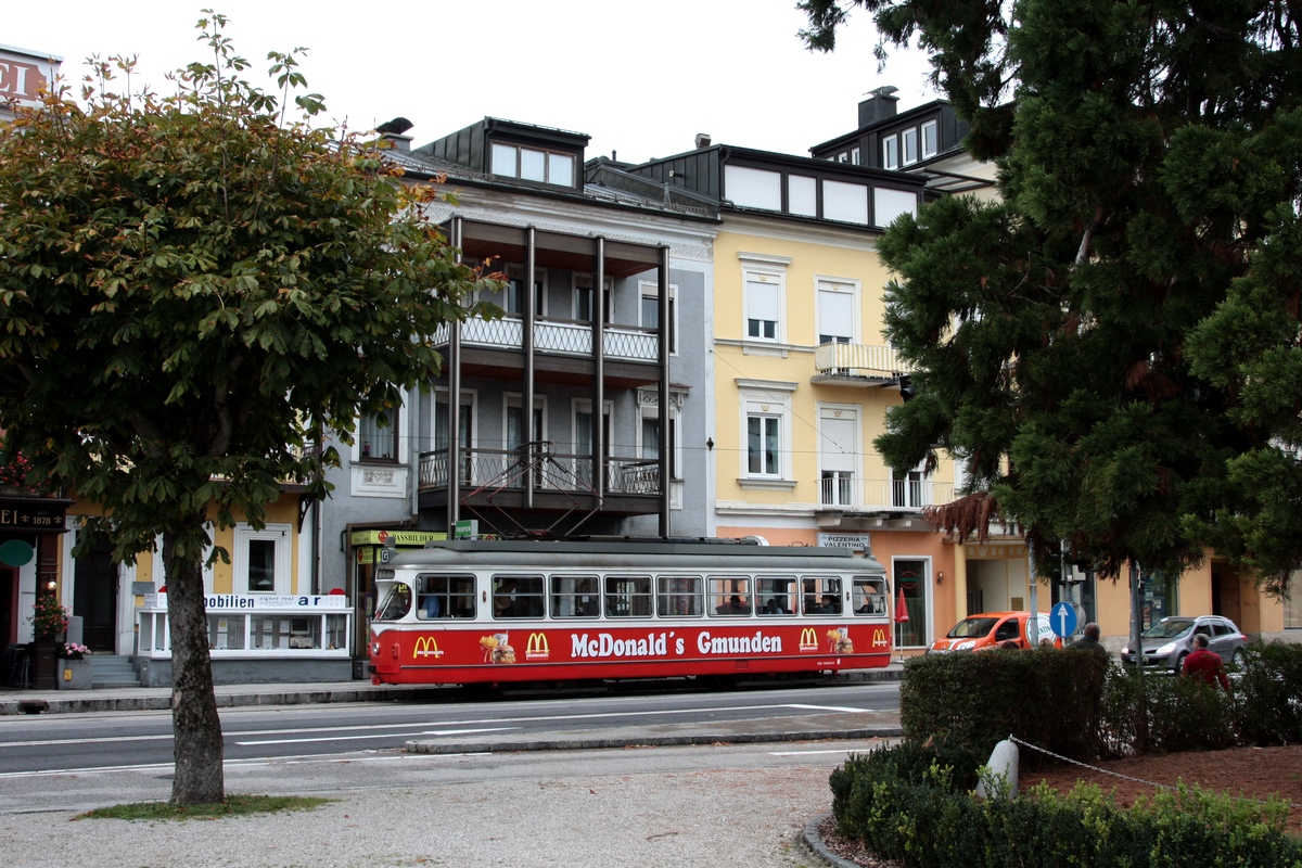 GM 8, damals mit Bauj. 1962 der jüngste Triebwagen der Gmundener Straßenbahn, am 11.10.2011 an der Endhst. Franz-Josef-Platz.