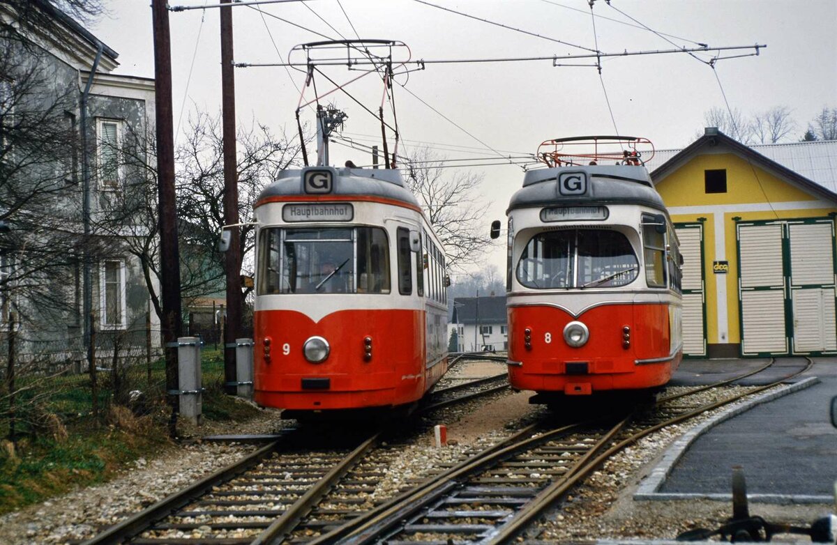 GM 9 und GM 8 vor dem Depot der Straßenbahn Gmunden, 06.04.1986