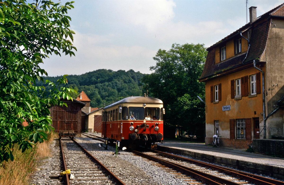 Gmeinder-Auwärter-Schienenbus T 24 der Unteren Kochertalbahn (WEG) am Bahnhof Ohrnberg (27.08.1985). Dort war es so ruhig, dass ich mich berechtigterweise schon um die Nebenbahn sorgte.