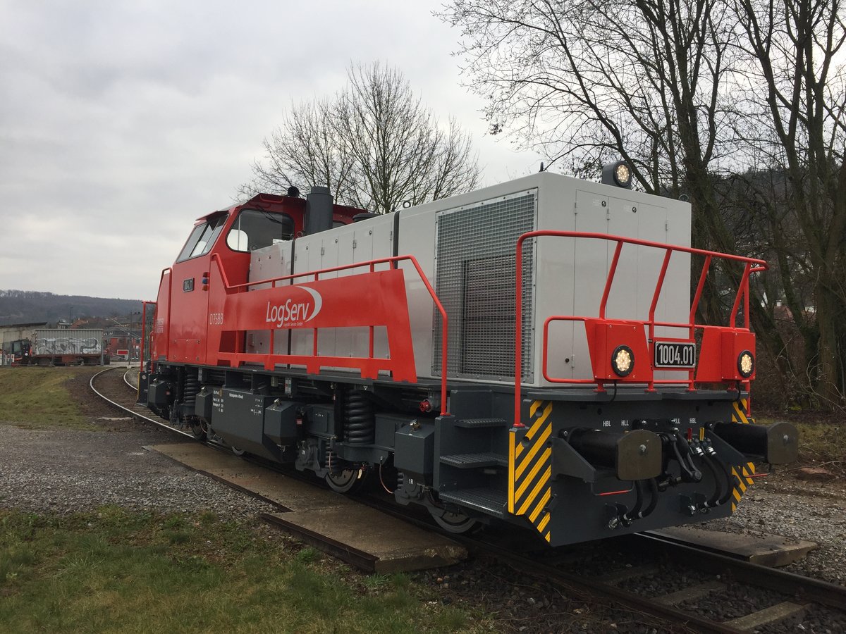 Gmeinder D75 fotografiert auf dem Werksgelände der Gmeinder Lokomotiven GmbH.

Technische Daten  
Spurweite	        1435mm
Achsfolge	        B´B´
Höchstgeschwindigkeit	40 km/h
Gesamtgewicht	        80 t
Länge über Puffer	12.400 mm
Breite	                3080 mm
Höhe	                4240 mm
Gesamtachsstand	        7800 mm
Raddurchmesser	        1000/920 mm
Kraftstoffvorrat	1900 l
Bremsbauart KE-GPmZ (D)

