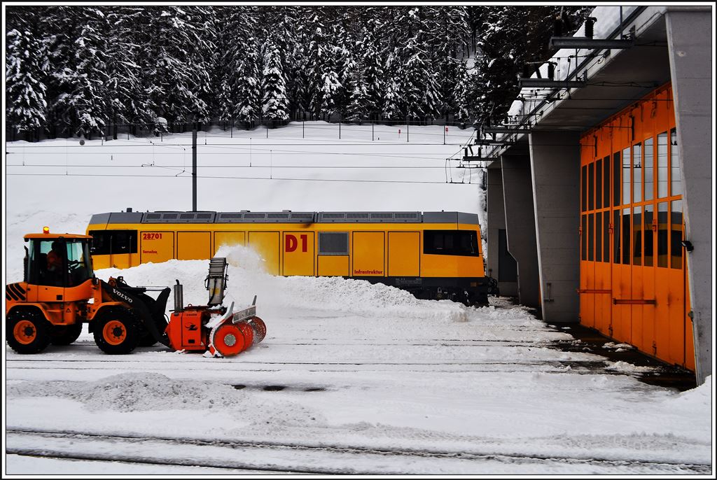 Gmf 28701 versteckt sich hinter einem Schneehaufen vor dem Depot Pontresina. (05.02.2014)