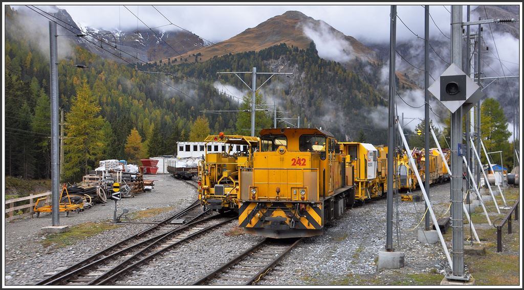 Gmf 4/4 242 in Preda. (07.10.2015)