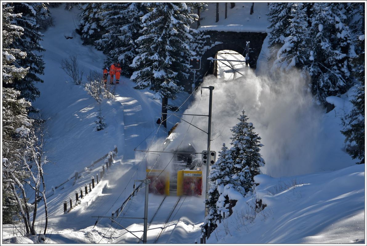 Gmf 4/4 242 und die Schleuder X rot mt 95401 haben ein leichtes Spiel mit dem federleichten Pulverschnee, der in der Nacht gefallen ist. Kurz vor Arosa räumen sie die Strecke. (05.12.2017)