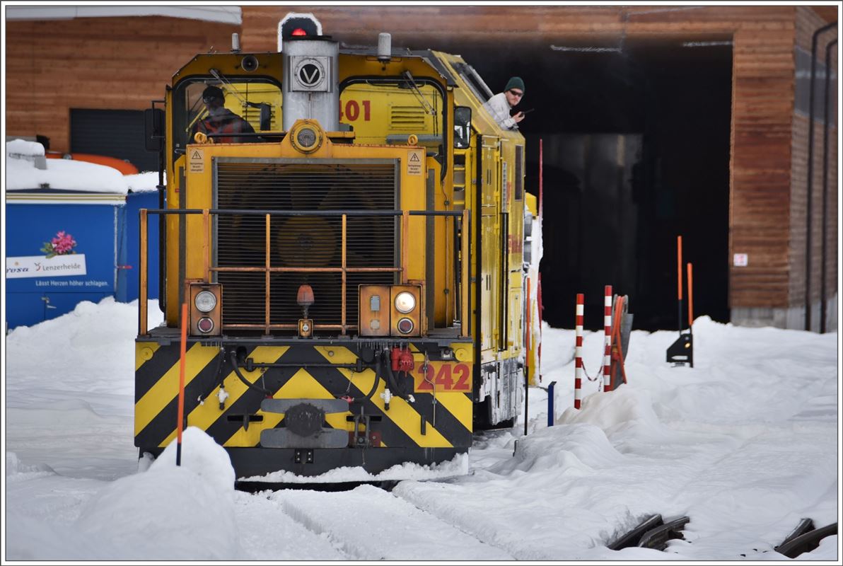 Gmf 4/4 242 und Xrot mt 95401 in Arosa. (05.12.2017)