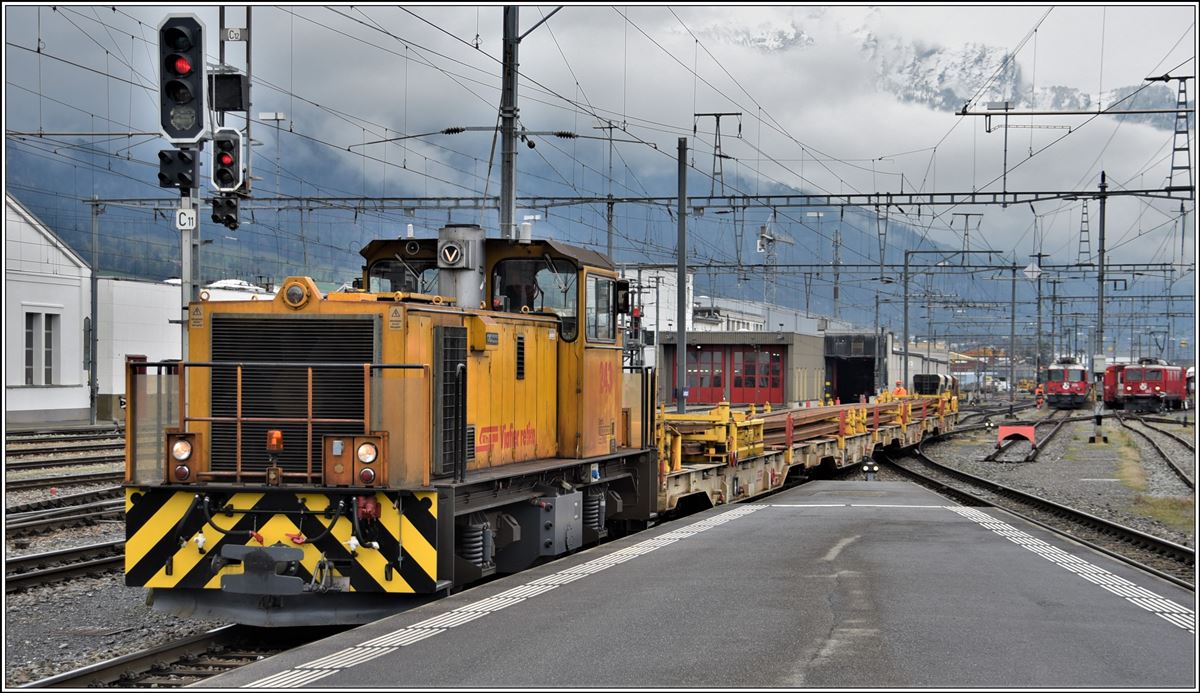 Gmf 4/4 243 mit neuen Schienen in Landquart. (12.11.2019)