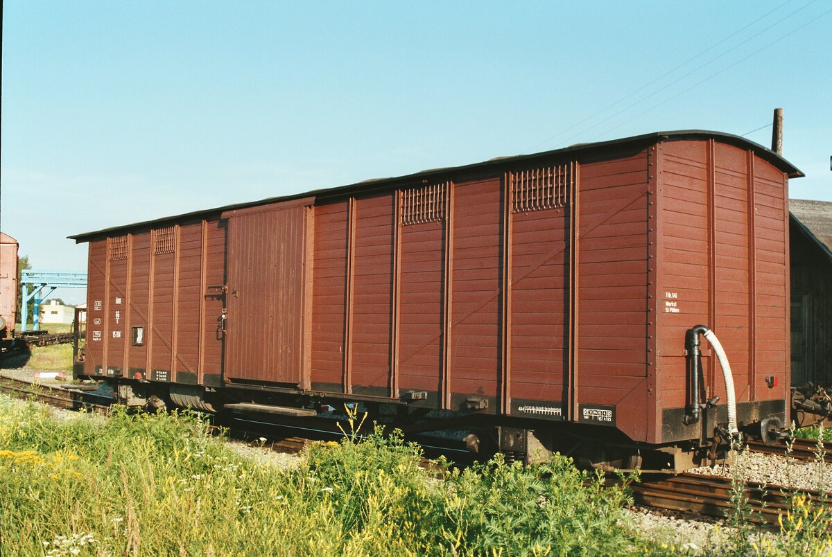 Gmünd: Ein sehr langer Frachtwagen der Waldviertelbahn, evtl. Wagen 15 104 (?).
Datum: 20.08.1984