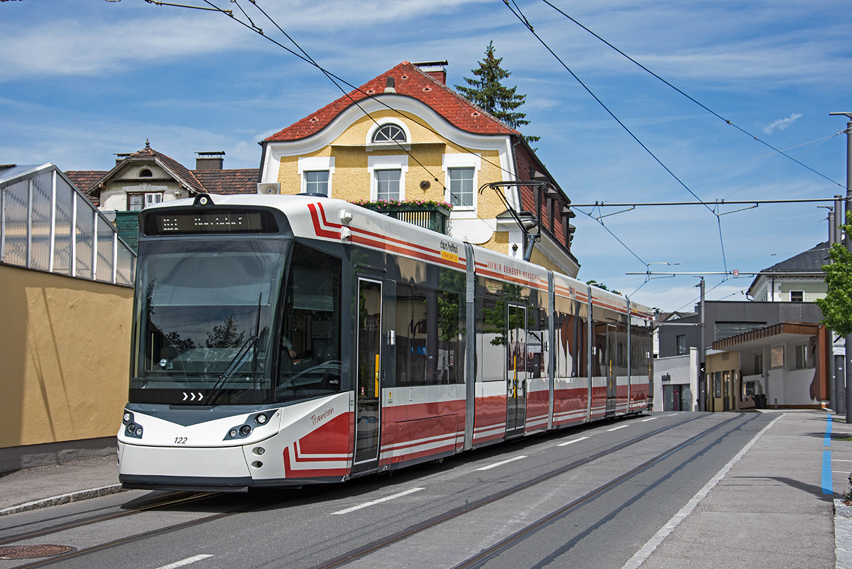 Gmunden Vossloh Tramlink 122 Richtung Vorchdorf in der Traunsteinstraße, 16.06.2016. 