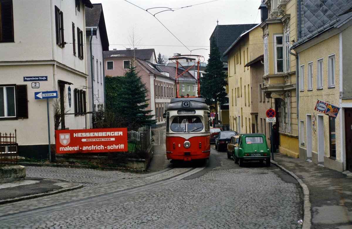 Gmundener Straßenbahn, GM 8 (Lizenzbau Lohner/Kiepe) durchfährt eine enge Straße  (06.04.1986)