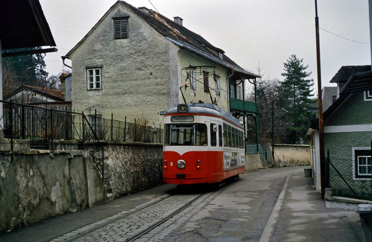 Gmundener Straßenbahn, GM 9 (früher: Vestische Straßenbahnen) auf einer engen Straße  (06.04.1986)