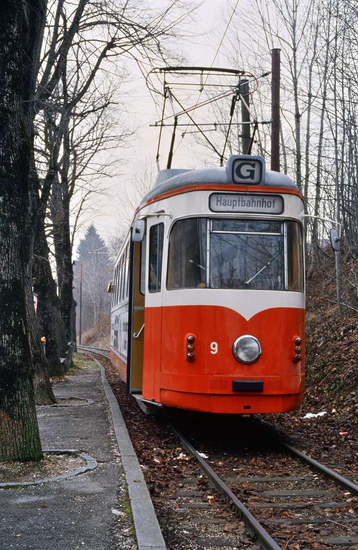 Gmundener Straßenbahn: GM 9 (zuvor Vestische Straßenbahnen) wartet am 06.04.1986 an der Haltestelle Hauptbahnhof auf seine wenigen Fahrgäste. Die Haltestelle lag früher am Bahnhofsvorplatz.