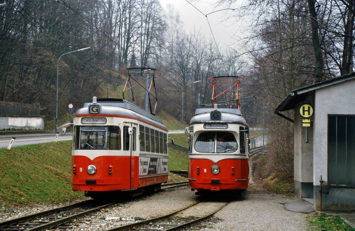 Gmundener Straßenbahn: GM 9 (zuvor Vestische Straßenbahnen) und GM 8 (Lizenzbau Lohner/Kiepe 1961) an einer der beiden Ausweichen, 06.04.1986