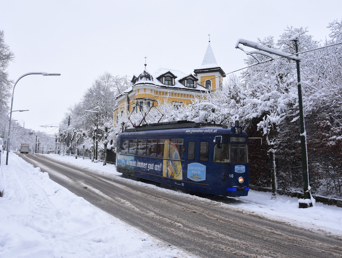 Gmunden

GM 10 war am 22.01.2018 bei winterlichen Wetter auf der Straßenbahnstrecke unterwegs und konnte hier in der Alois-Kaltenbrunner-Straße aufgenommen werden.