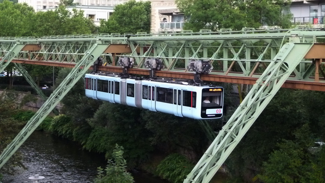 GN 15-03 auf Schulungsfahrt am 29.08.16. Fotostandpunkt war das Sparkassen Parkhaus.
Zur Zeit sind von Montag bis Freitags 2 Züge zwischen 9:00 und 15:00 Uhr unterwegs.