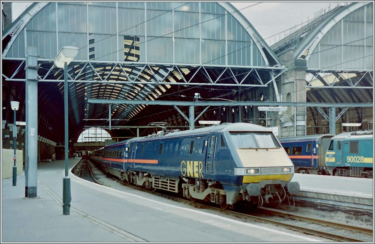 GNER Class 91 in London Kings Cross. 20. September 1999.
(Scan)