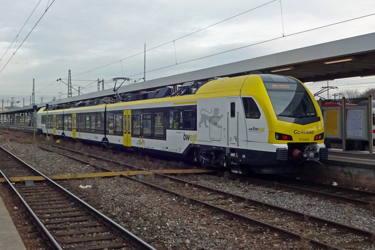 Go-Ahead ET3-07 steht am 3 Januar 2020 in Stuttgart Hbf.