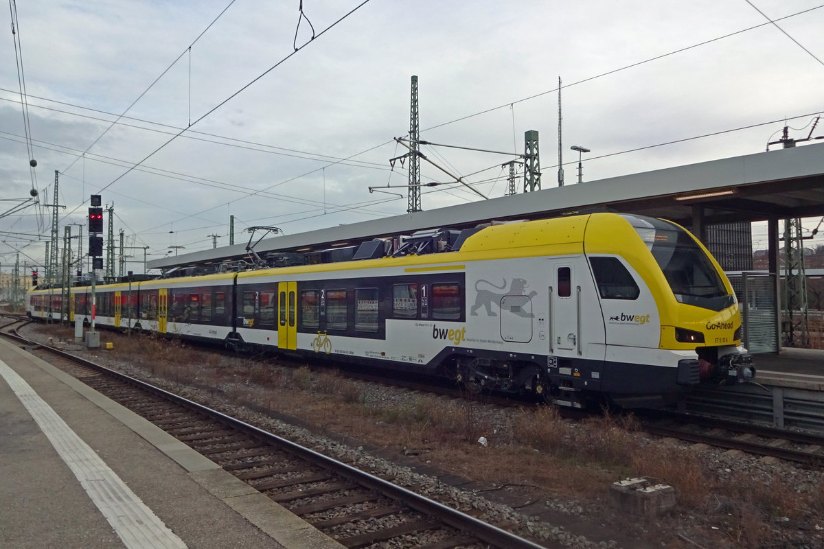 Go-Ahead ET5-13 verlässt am 3 Januar 2020 Stuttgart Hbf.
