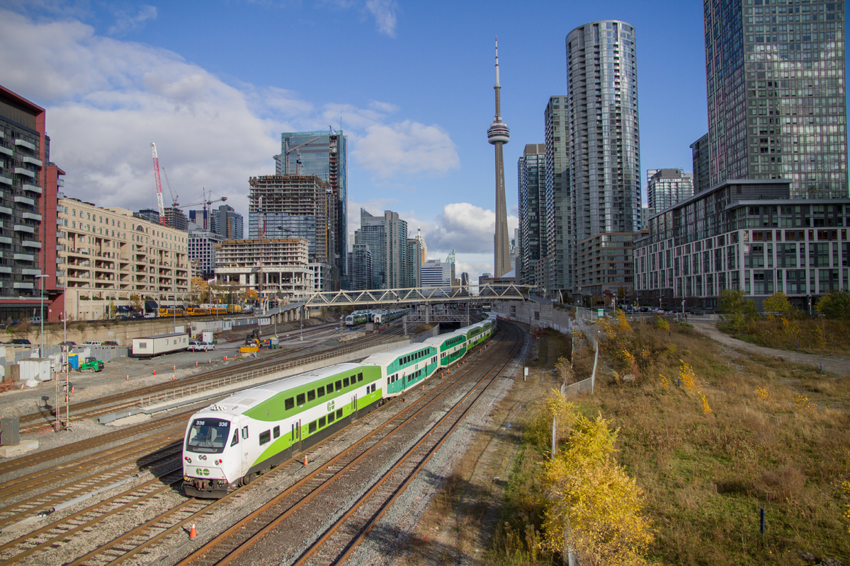 GO Transit Steuerwagen 336 fährt unter die Bathurst Street Brücke in Toronto am Ende eines Lakeshore West Regionalzuges, am 16.11.2021.