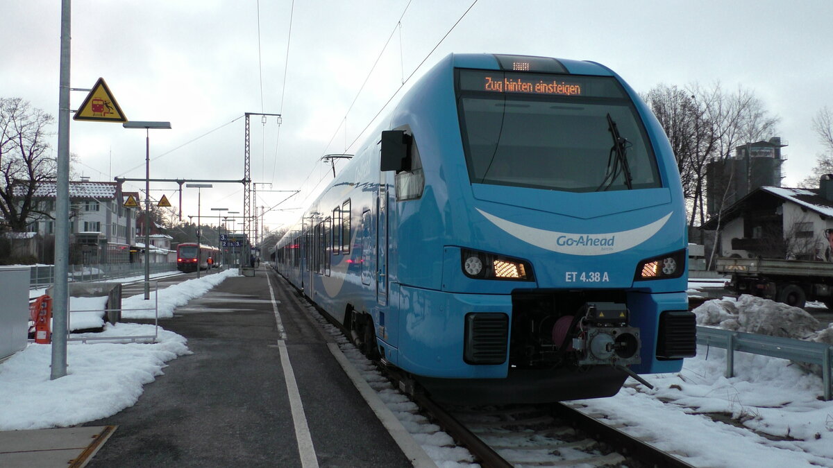 GoAhead 428 042-4 (ET 4.38) in Kißlegg als RE von Lindau-Reutin nach München Hbf. (18.12.2021)