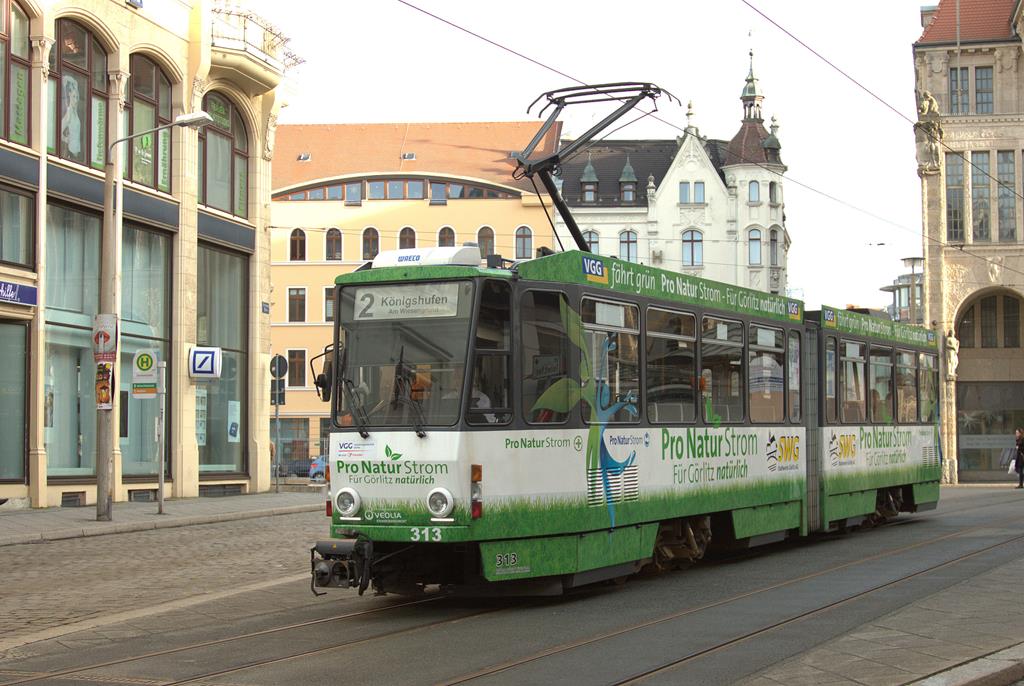 Görlitz am 10.12.2016: Tram 313 fährt am Deminaniplatz in Richtung Königshufen ab.