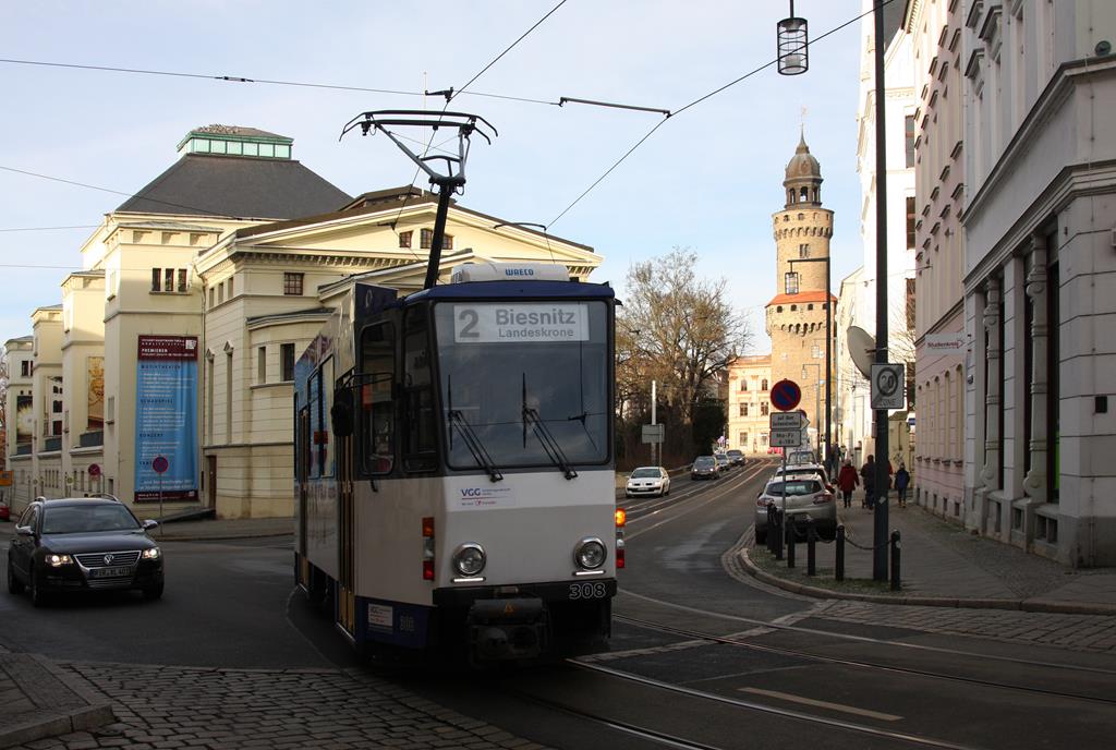 Görlitz am 10.12.2016: Tram Wagen 308 der Linie 2 hält hier auf dem Weg nach Biesnitz an der Haltestelle Demianiplatz.