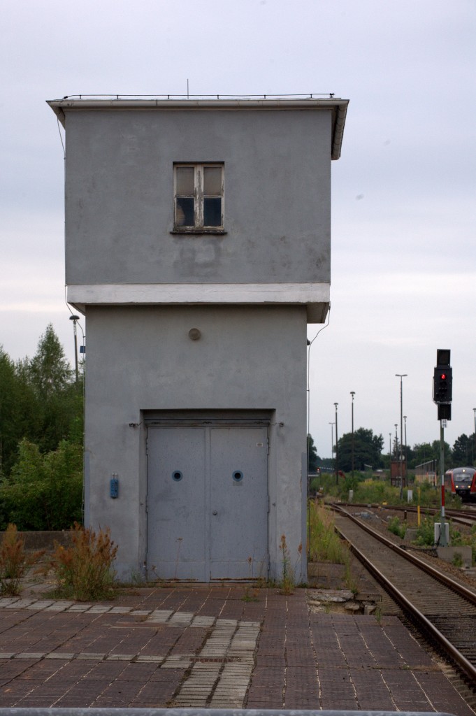 Görlitz   war früher ein wichtiger Bahnknoten.Es gab Gepäck-und Expressgutumschlag.
Hier ein Aufzugsgebäude , sicher nicht aus der Zeit der Erbauung des Görlitzer Hauptbahnhofes, denn da gab es extra Gepäck/Expressgutbahnsteige. 01.08.2014 16:53 Uhr.