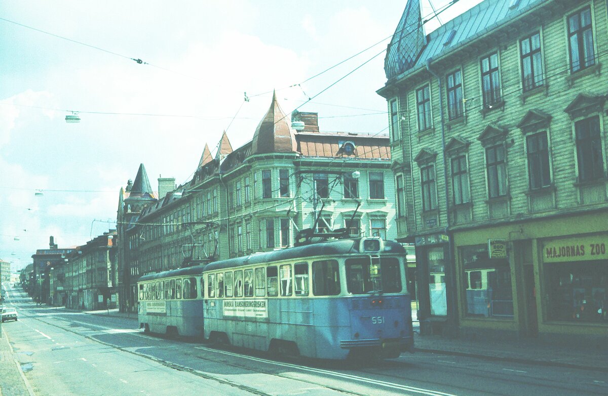 Göteborg 04-08-1979_Tram Linie 3 [Tw 551] Straße mit Holzhäusern 