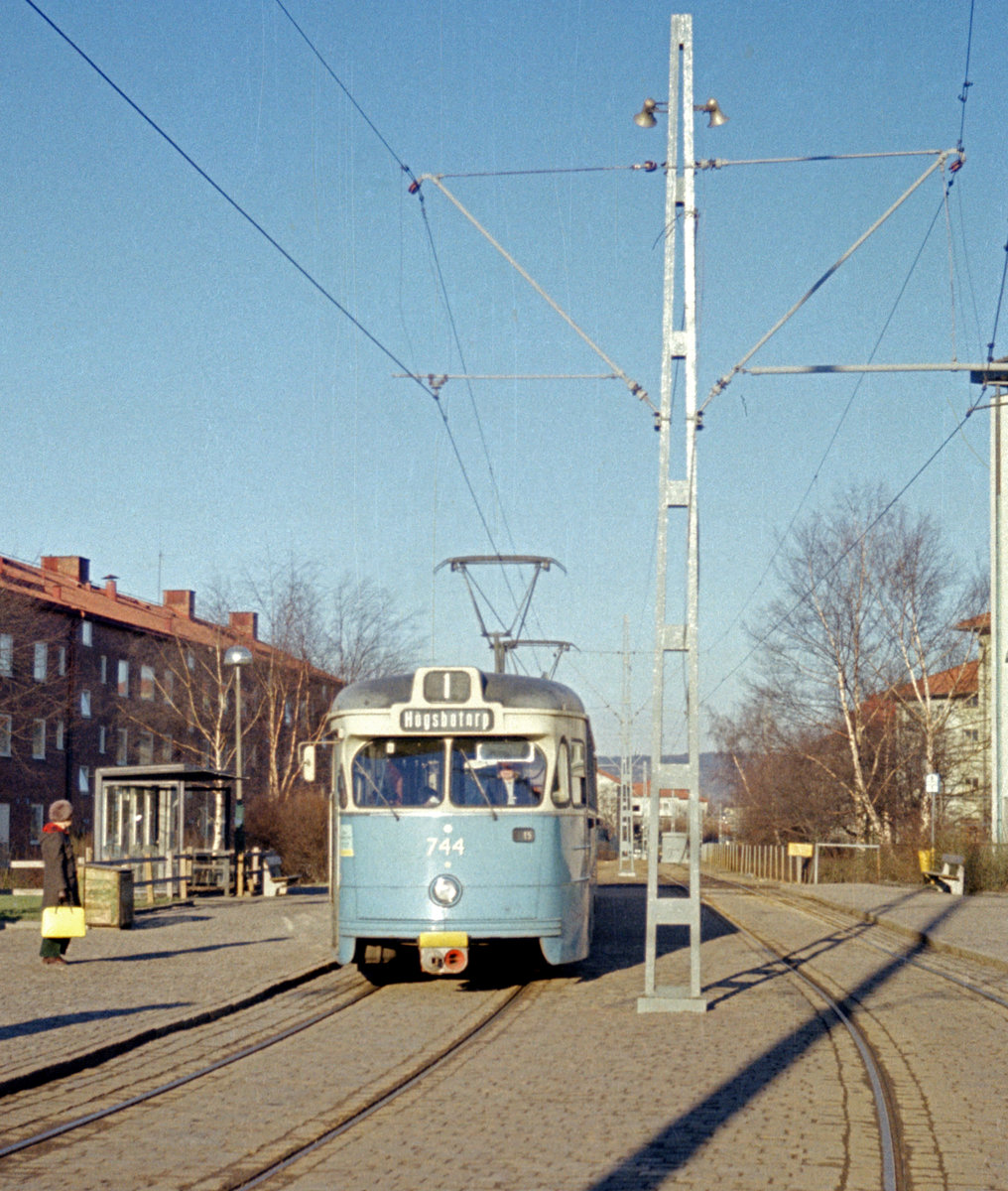 Göteborg Göteborgs Spårväger SL 1 (M28 744) Munkebäckstorget am 26. Februar 1975.