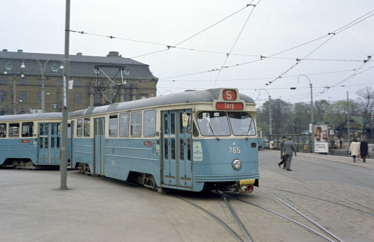 Göteborg Göteborgs Spårväger SL 5 (Tw ASEA M28 765) Drottningtorget am 9. Mai 1971. - Scan eines Farbnegativs. Film: Kodak Kodacolor X. Kamera: Minolta SRT-101.