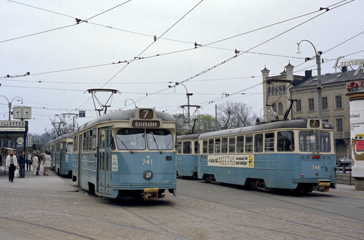 Göteborg Göteborgs Spårväger SL 7 (Tw ASEA M28 741) Drottningtorget am 9. Mai 1971. - Scan eines Farbnegativs. Film: Kodak Kodacolor X. Kamera: Minolta SRT-101.