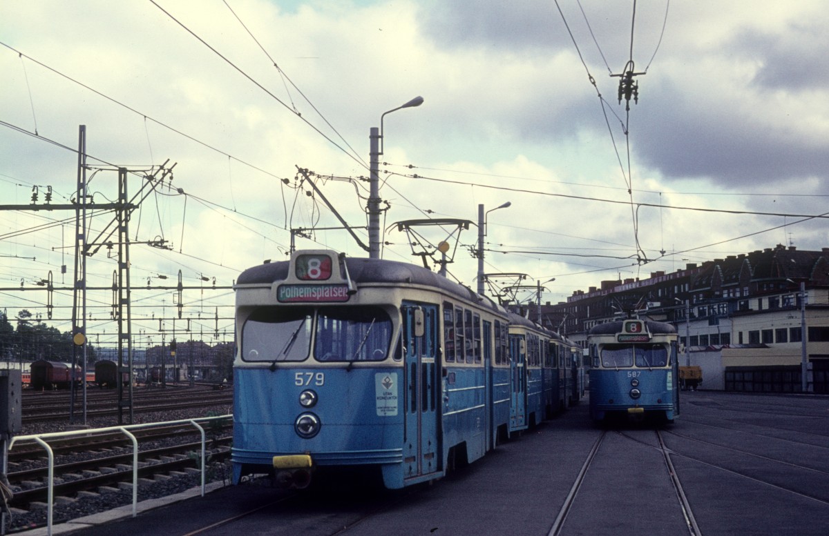 Gteborg GS SL 8: Die Triebwagen 579 / 587 halten am 25. September 1971 auf Abstellgleisen unweit von der Endstelle Polhemsplatsen und vom Hauptbahnhof.