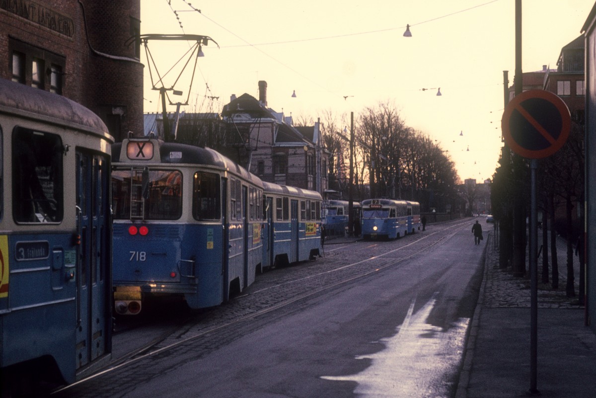 Göteborg: GS-Strassenbahnen, u.a. der Triebwagen 718, befinden sich am 26. Februar 1975 ausserhalb des Betriebshofs in der Stampgatan.