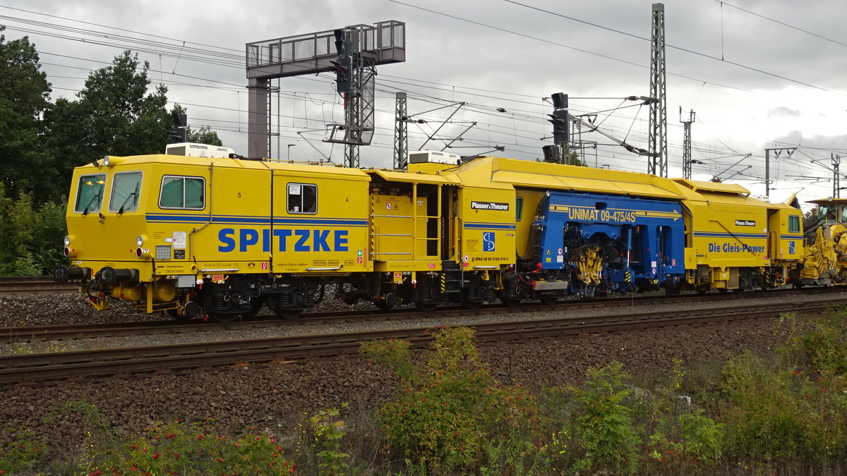 Göttingen, 8.10.16: Gleisstopfmaschine Plasser & Theurer Typ Unimat 09-475/4S. Eigentümer ist die Spitzke AG, stationiert in Groß-Beeren bei Berlin. Fahrzeugnummer: 99 80 D-SPAG 9124 016-3