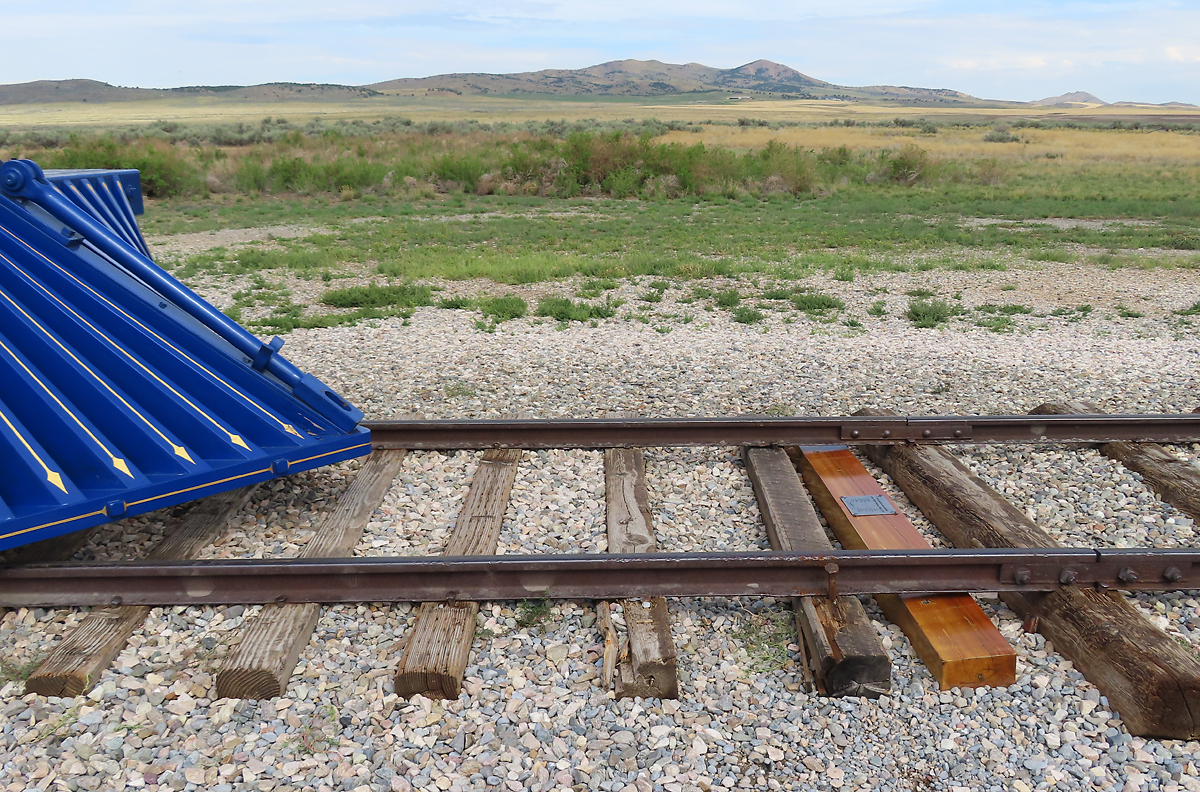 Golden Spike National Historical Park (Utah). An dieser geschichtsträchtigen Stelle wurde die erste transkontinentale Eisenbahnverbindung (Union Pacific / Central Pacific) mit einem goldenen Nagel vollendet, visuell ist die spezielle Bahnschwelle ersichtlich. Brigham (Utah), 20.8.2022