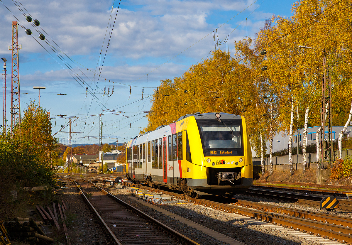 
Goldener Herbst: Der VT 506 (95 80 1648 106-0 D-HEB / 95 80 1648 606-9 D-HEB), ein Alstom Coradia LINT 41 der neuen Generation / neue Kopfform, der HLB (Hessische Landesbahn GmbH) fährt am 30.10.2016, als RB 93  Rothaarbahn  (Bad Berleburg - Kreuztal -Siegen - Betzdorf), von Kreuztal weiter in Richtung Siegen. 