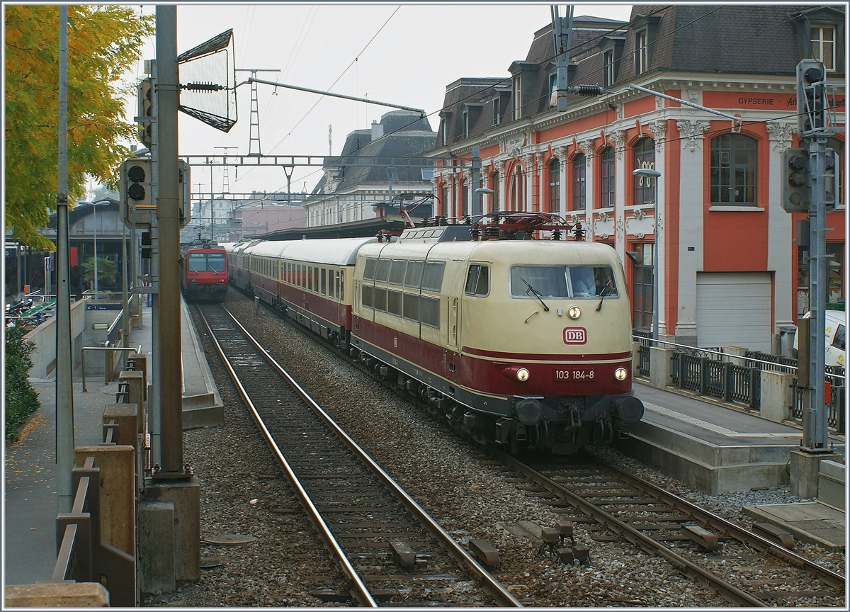Goldener Oktober: 103 184-8 mit TEE Rheingold in Montreux.
12. Oktober 2008