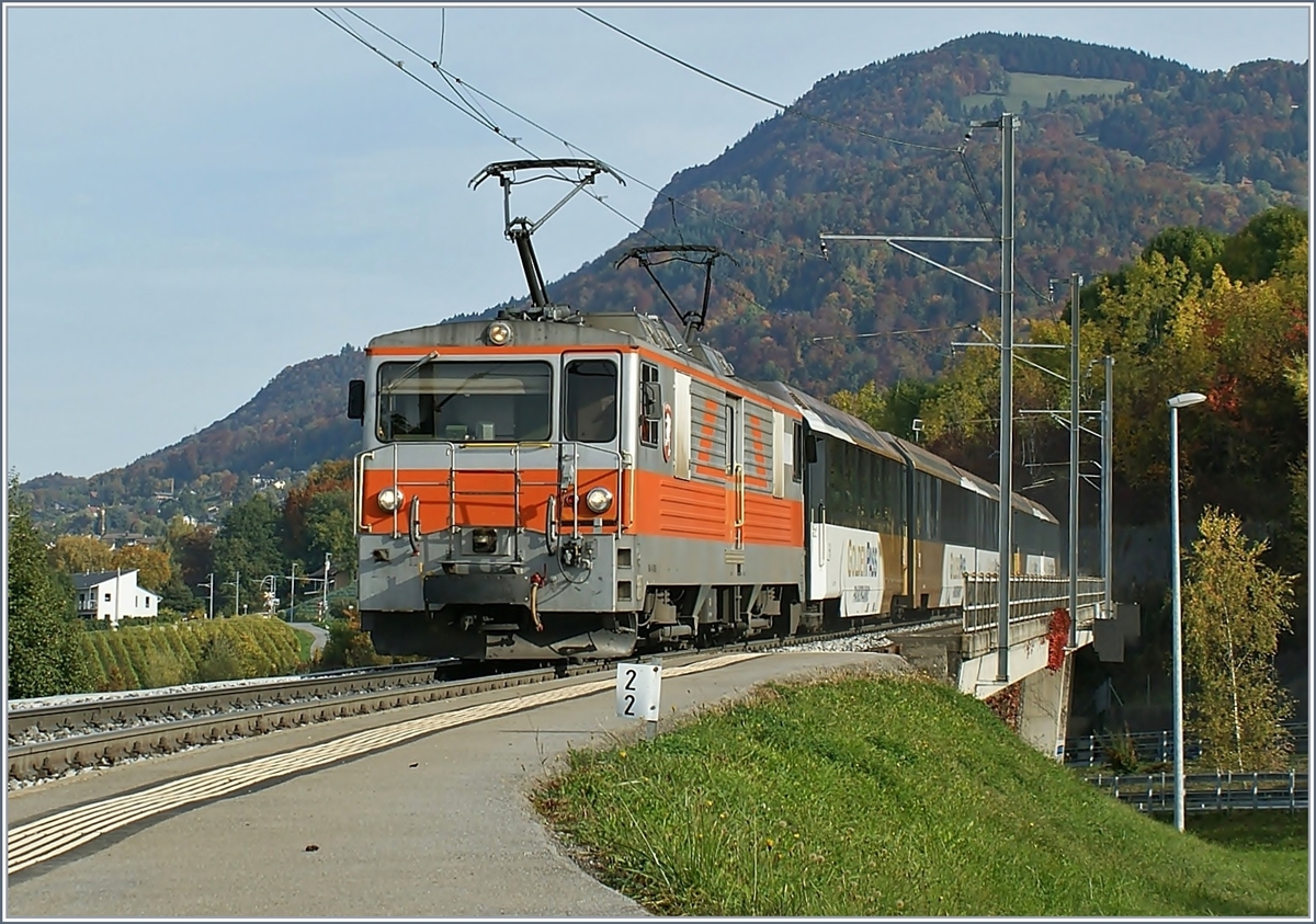 Goldener Oktober: GDe 4/4 Serie 6000 (ex GFM/TPF) mit Goldenpass Panoramic bei Châtelard VD am 12. Okt. 2008