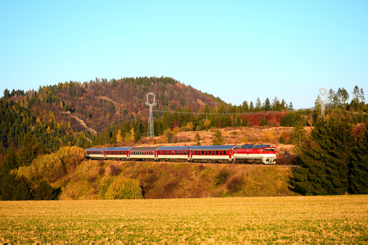Goldener Oktober im Nationalpark Große Fatra: Die 757 011 mit dem Eilzug R952 kurz vor Haltestelle Horná Štubňa Obec.
30.10.2021.