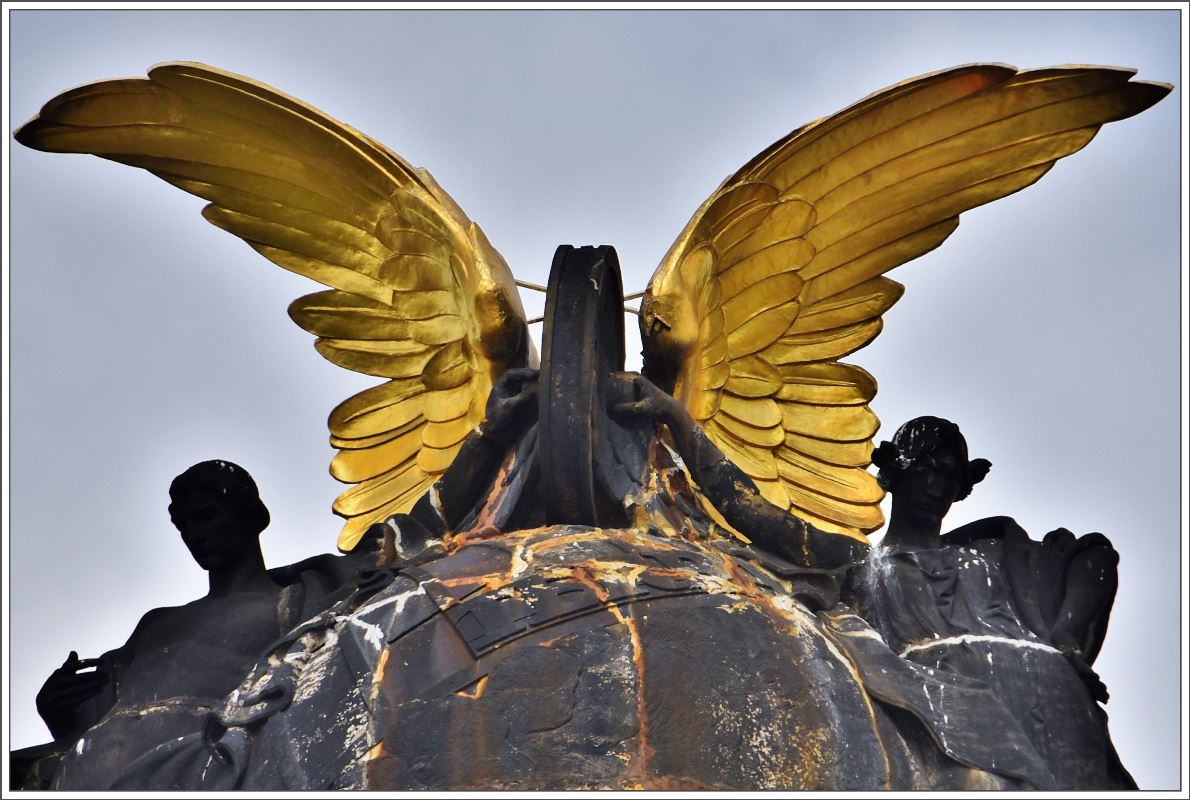 Goldenes Flügelrad auf dem Prager Hauptbahnhof. (06.04.2017)