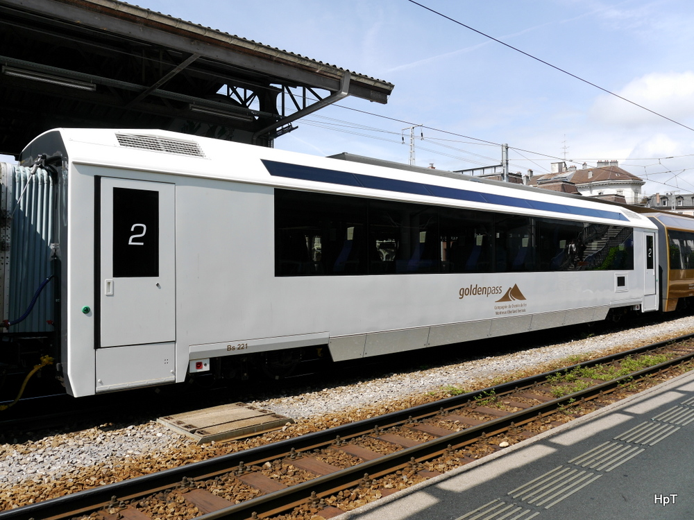 Goldenpass / MOB  - 2 Kl. Personenwagen Bs 221 im Bahnhof Montreux am 26.04.2014
