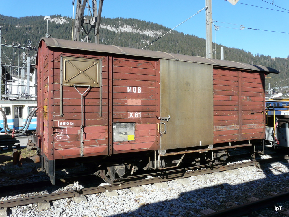 Goldenpass / MOB - Dienstwagen X 61 abgestellt im Bahnhofsareal von Zweisimmen am 09.03.2014