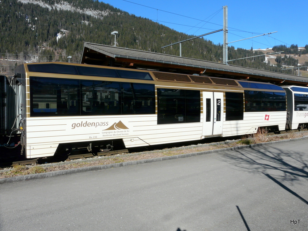 Goldenpass / MOB - Personenwagen 2 Kl. Bs 236 im Bahnhof Zweisimmen am 09.03.2014