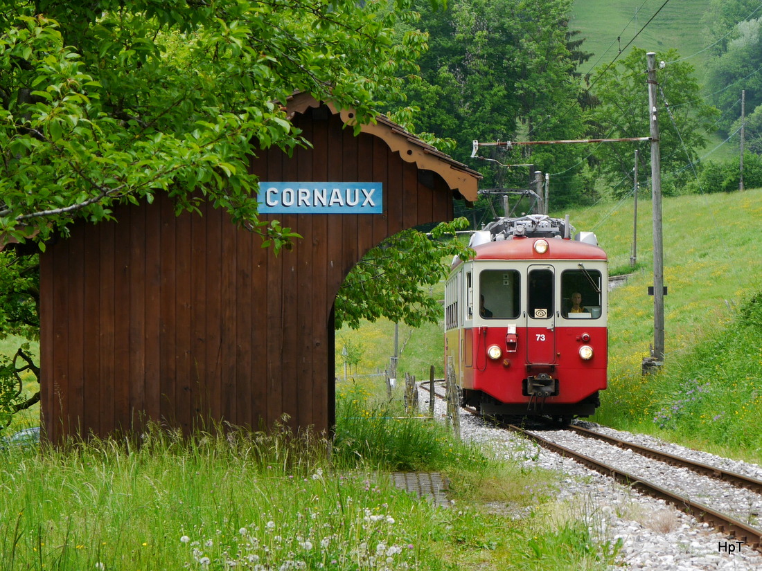 Goldenpass CEV - Fotoextrafahrt für Bahnforum.ch mit den Zahnradtriebwagen BDeh 2/4 73 unterwegs zwischen Blonay und Chamby bei der Haltestelle Cornaux am 16.05.2015