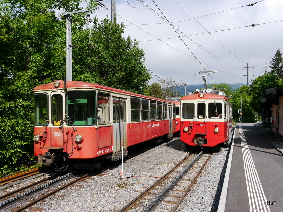 Goldenpass CEV - Fotoextrafahrt für Bahnforum.ch mit den Zahnradtriebwagen BDeh 2/4 73 und Steuerwagen Bt 222 im Bahnhof Les Chevalleyres am 16.05.2015