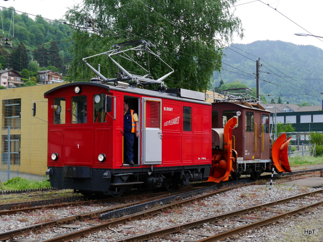 Goldenpass CEV - Lok HGe 2/2 1 mit Dienstwagen Xrot 91 im Bahnhof Blonay am 16.05.2015