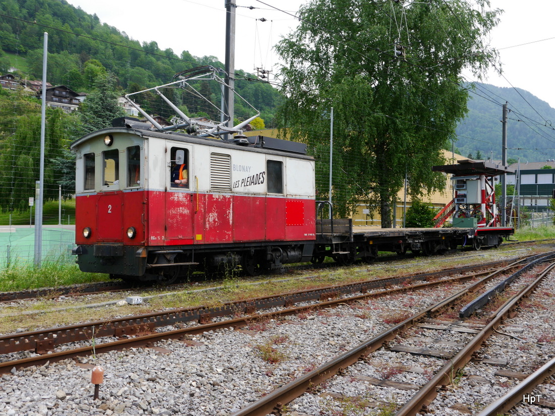 Goldenpass CEV - Lok HGe 2/2 2 mit 2 Dienstwagen im Bahnhof Blonay am 16.05.2015