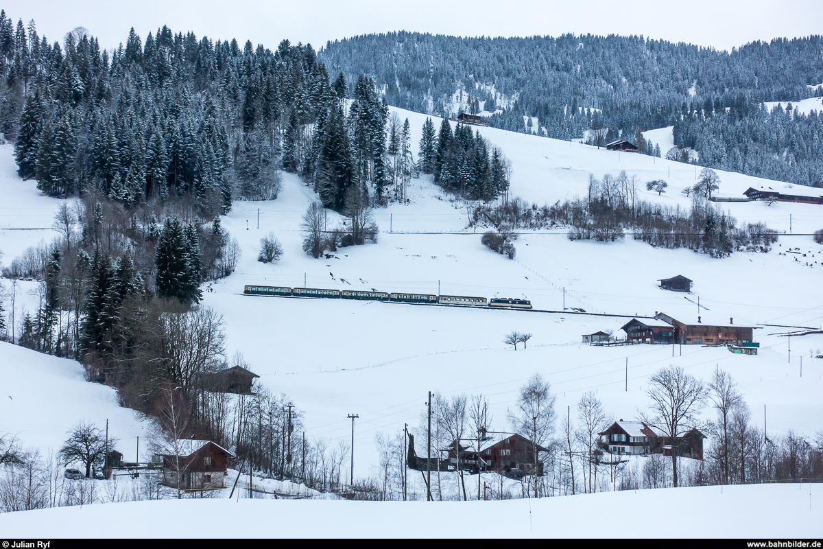 GoldenPass Classic mit GDe 4/4 6004 erreicht am 2. Januar 2017 in Kürze seinen Endbahnhof Zweisimmen.<br>
Dies ist wahrscheinlich mein letztes Bild von diesem Zug, am 7. Januar sollen die Wagen in den Umbau auf automatische Kupplung gehen und verkehren danach im Sandwich mit 9000er-Triebwagen. Dazu erhalten die Türen einen BehiG-gerechten Kontrastanstrich (weiss).