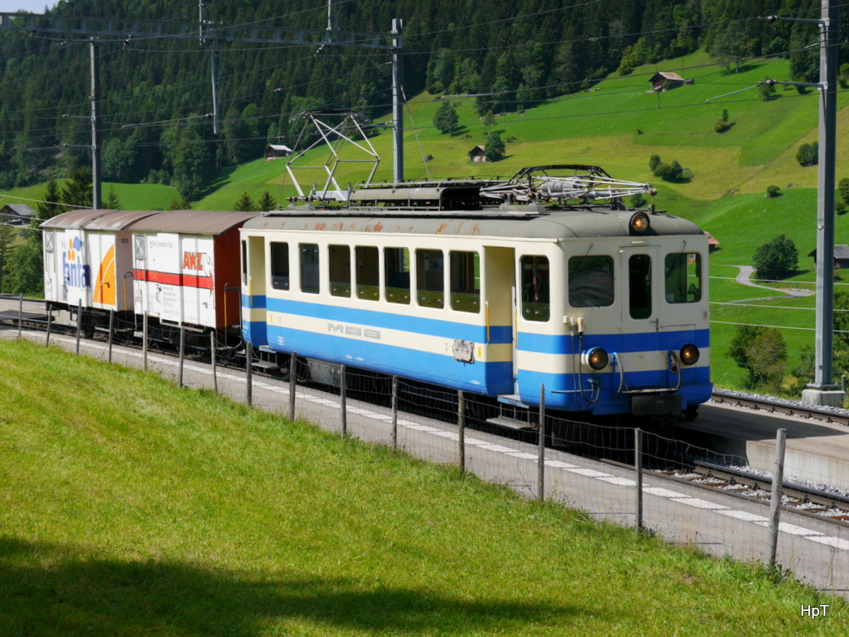 Goldenpass MOB - Fotoextrafahrt mit dem Be 4/4 1003 und den Güterwagen Gk 513 und X 65 unterwegs in der Haltestelle Oeschseite am 26.08.2017
