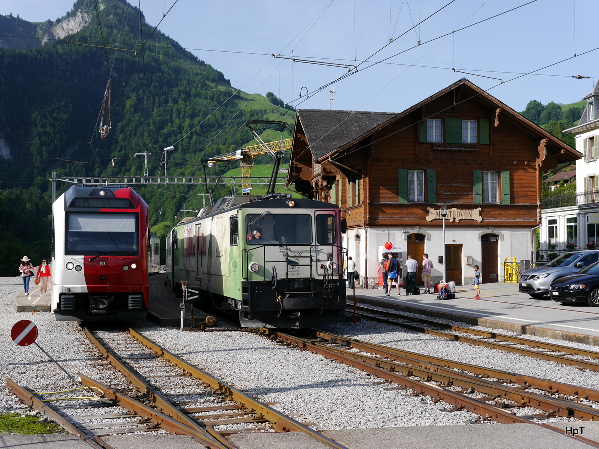 Goldenpass MOB - GDe 4/4 6006 mit Schnellzug und Be 2/4 101 im Bahnhof von Montbovon am 26.08.2017.. Standort des Fotografen auf einem Bahnübergang ...
