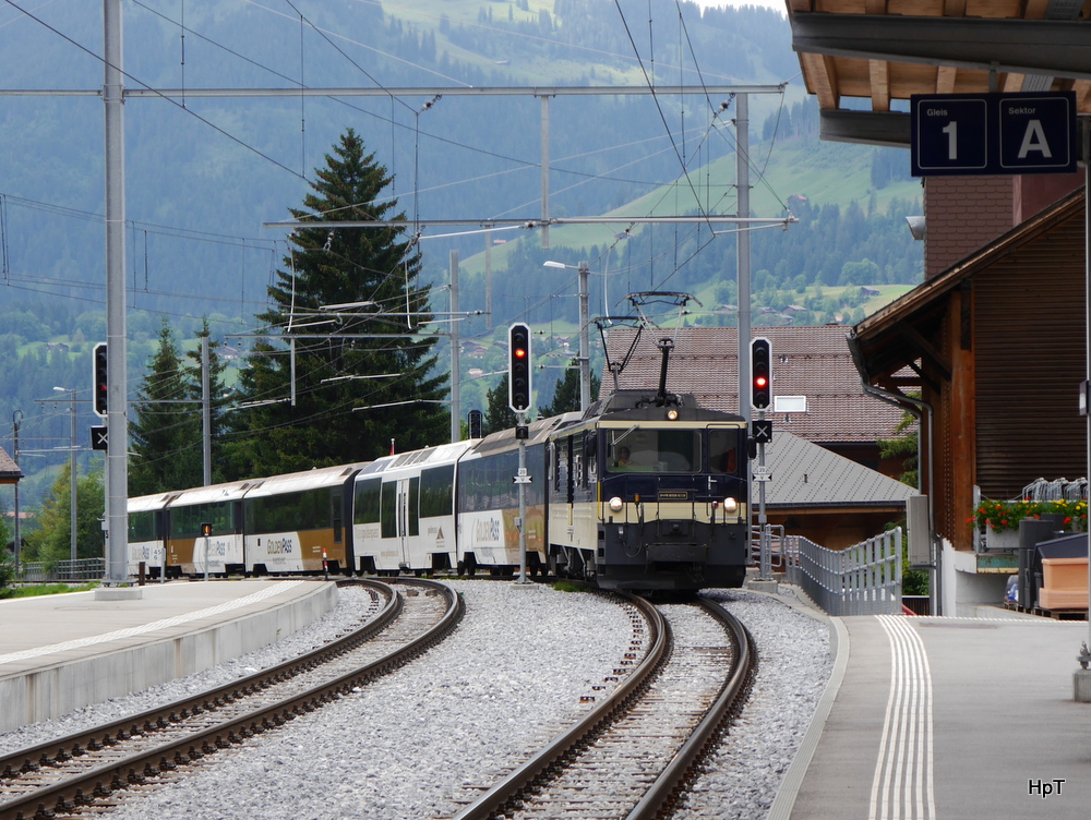 Goldenpass MOB - Lok GDe 4/4 6004 mit Goldenpass bei der einfahrt im Bahnhof Gstaad am 27.07.2014